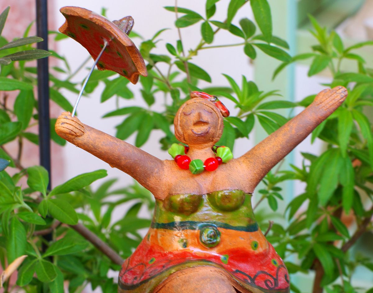 Gartenfiguren Frau mit Regenschirm
